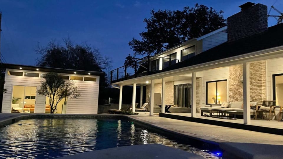 4 bedrooms, desk, high-speed internet