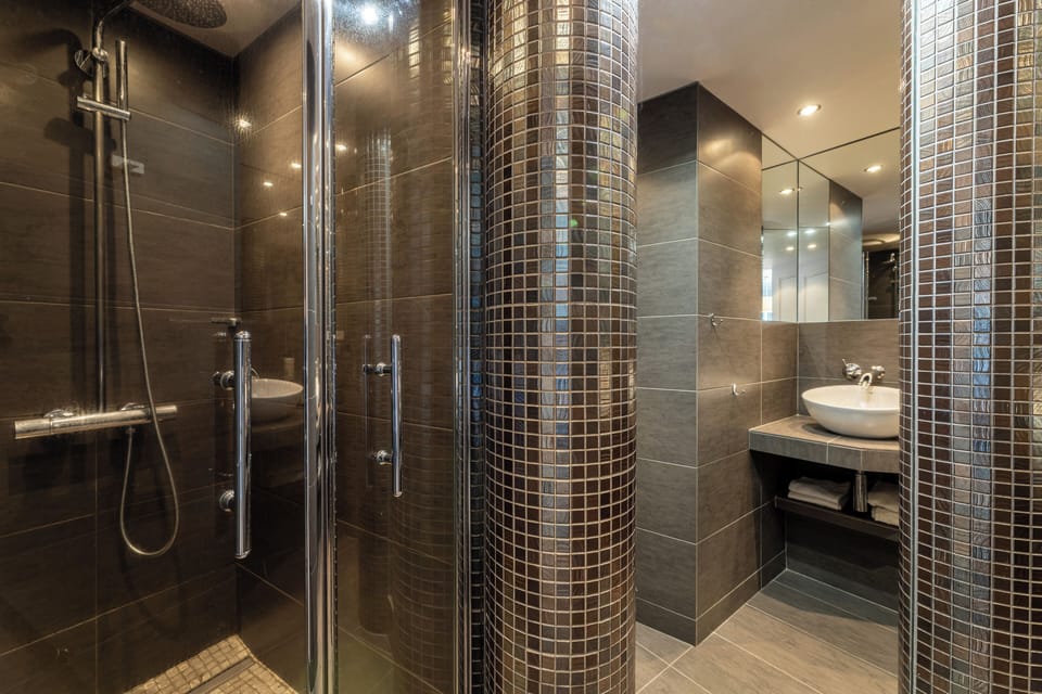 Classic Room | Bathroom | Hair dryer, bathrobes, towels, soap