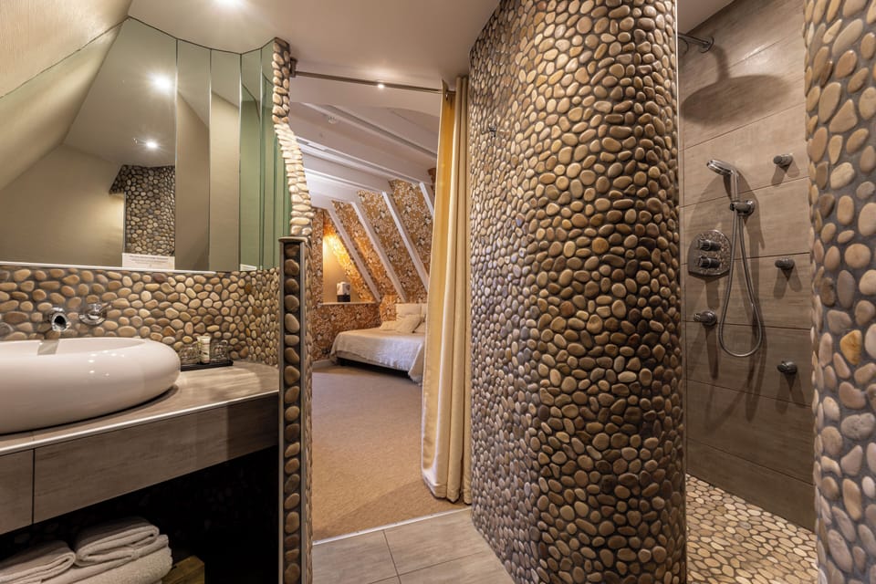 Deluxe Triple Room | Bathroom | Hair dryer, bathrobes, towels, soap