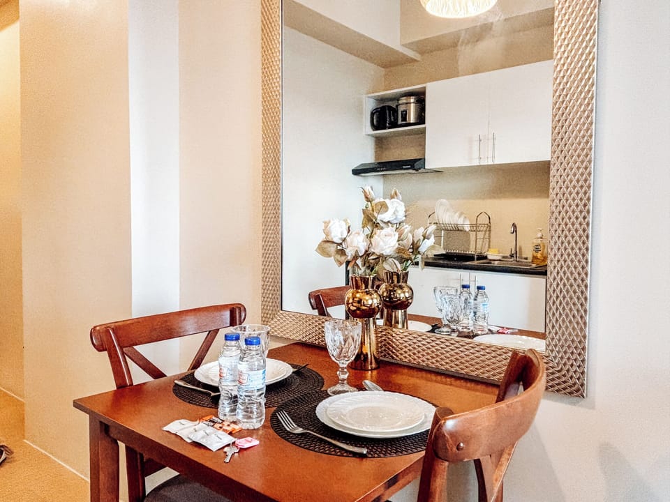 Studio, 1 Bedroom | Dining room