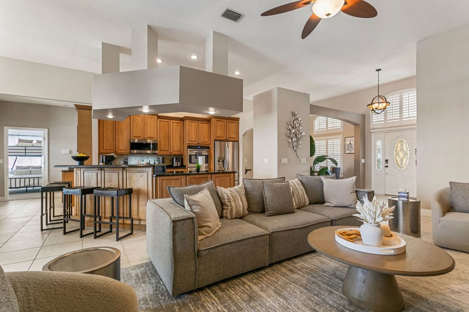 House (6 Bedrooms) | Interior