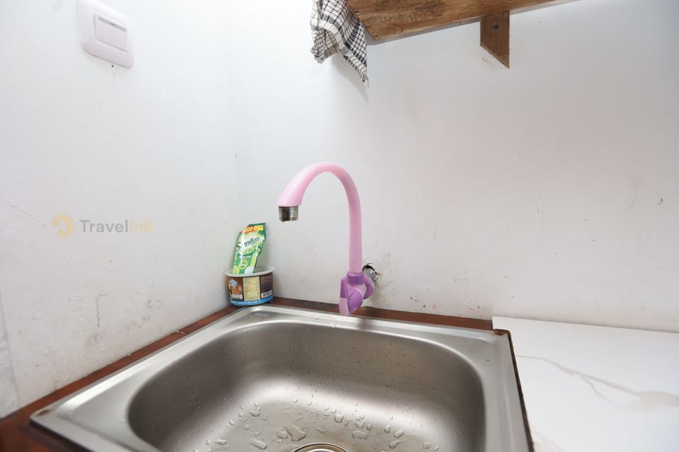 Deluxe Cottage | Private kitchen | Stovetop, dishwasher, electric kettle, cookware/dishes/utensils