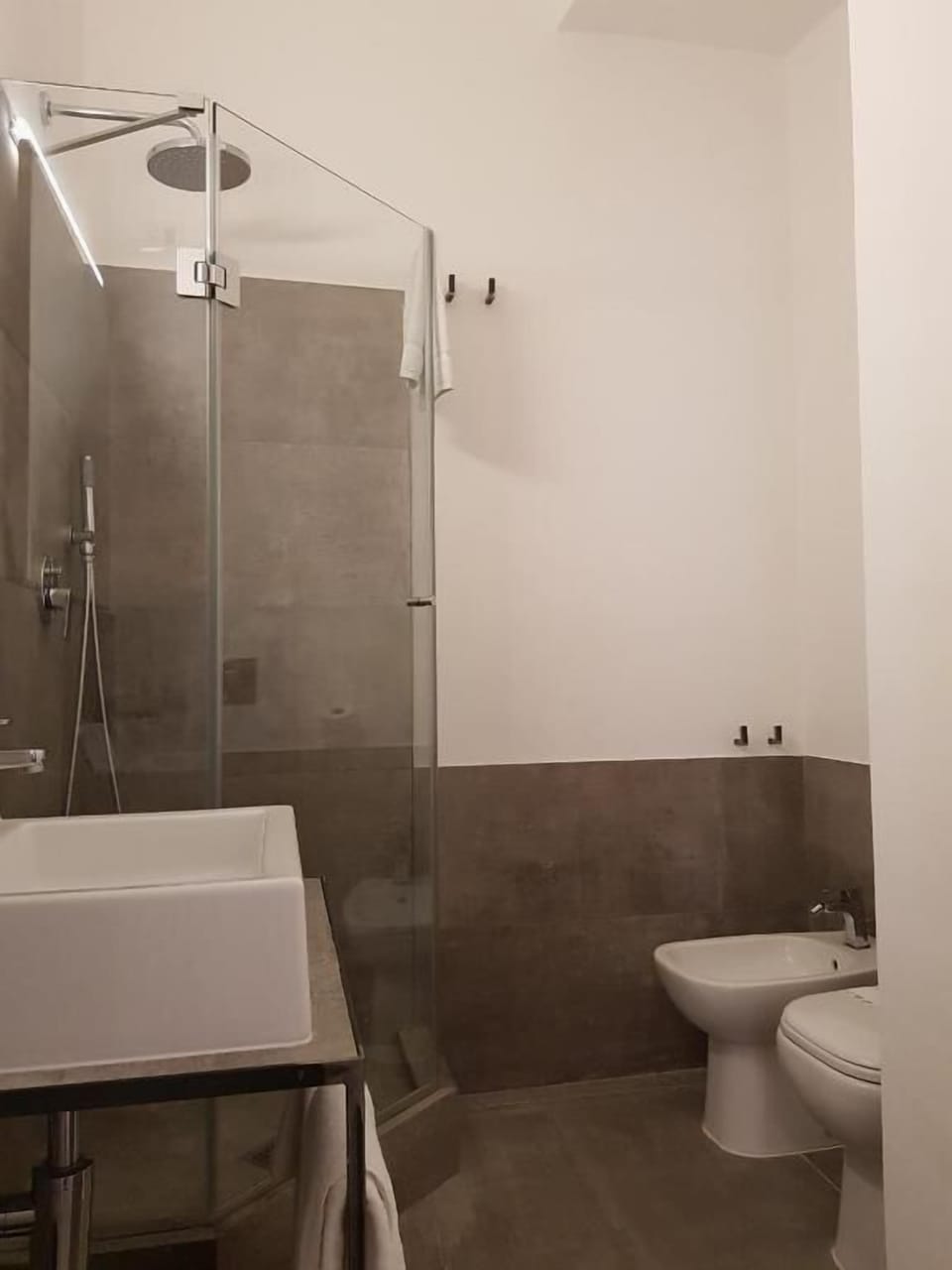 Comfort Double Room | Bathroom | Shower, hair dryer, bidet, towels