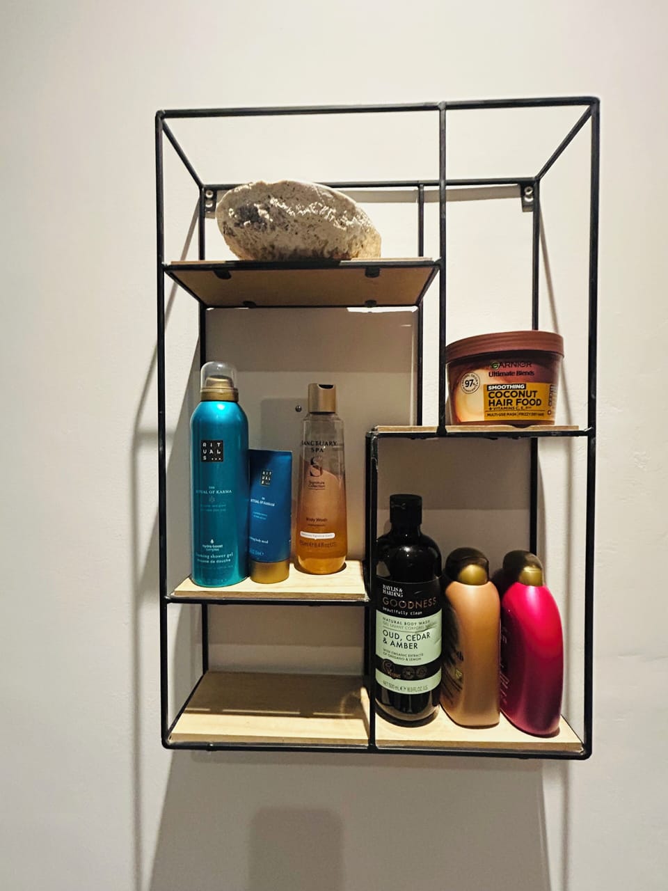 Deluxe Double Room, Garden View | Bathroom | Hair dryer, towels, soap, shampoo