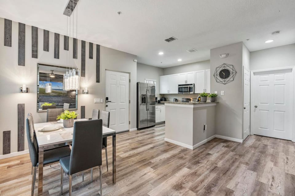 House | 4 bedrooms, desk