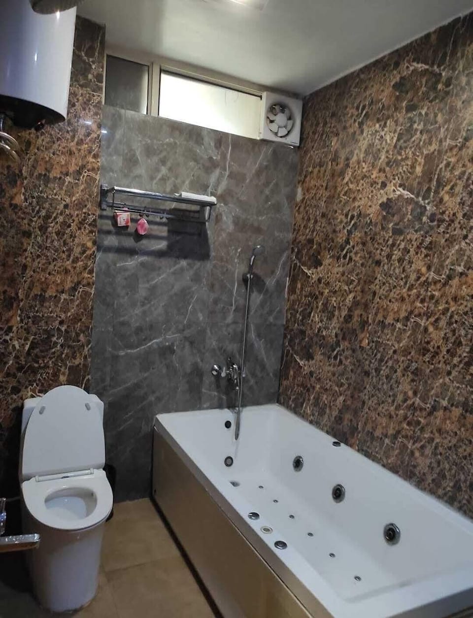 Basic Room | Bathroom | Free toiletries, hair dryer, towels, soap