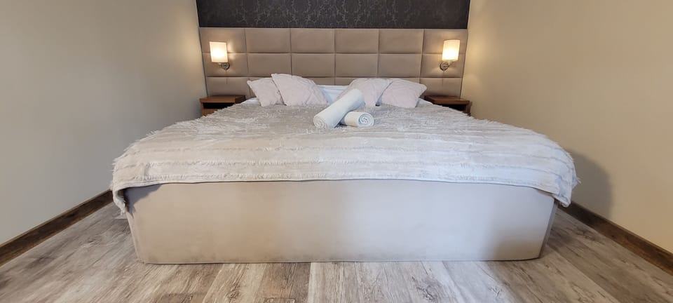Comfort Triple Room | Living area | 32-inch flat-screen TV with cable channels