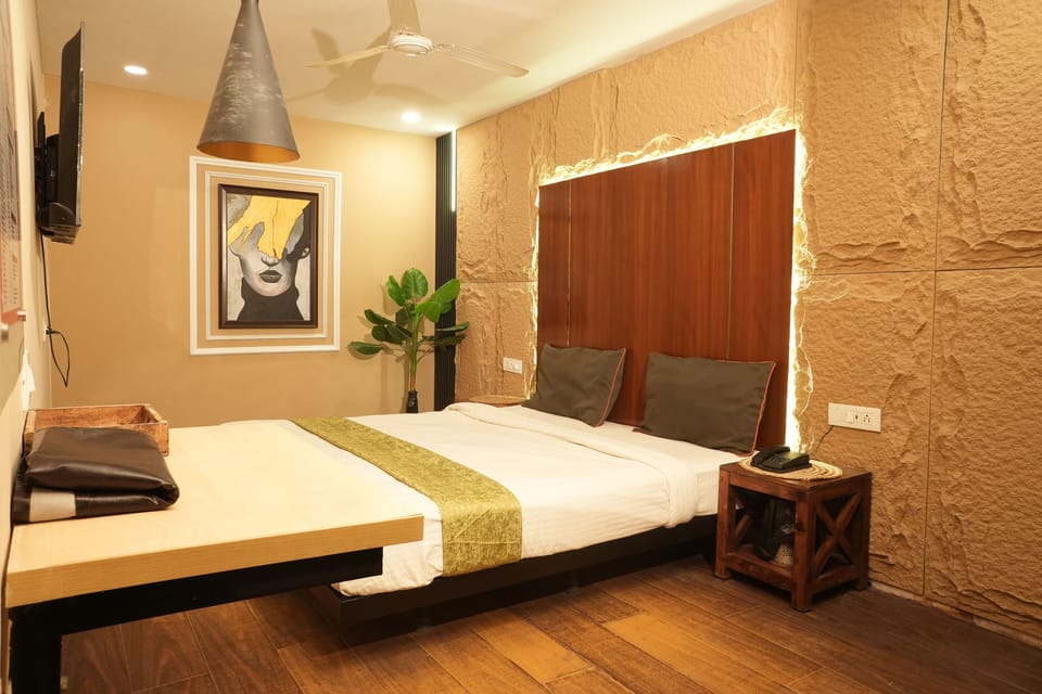 Premium bedding, down comforters, minibar, desk