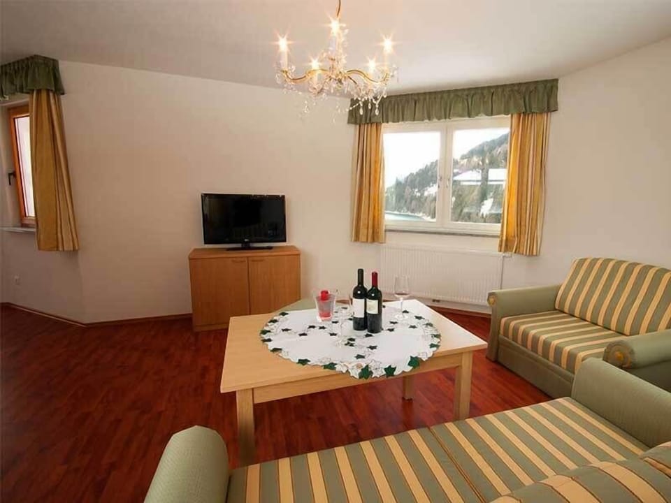 Comfort Suite, Balcony, Partial Lake View | In-room safe, desk, WiFi (free)