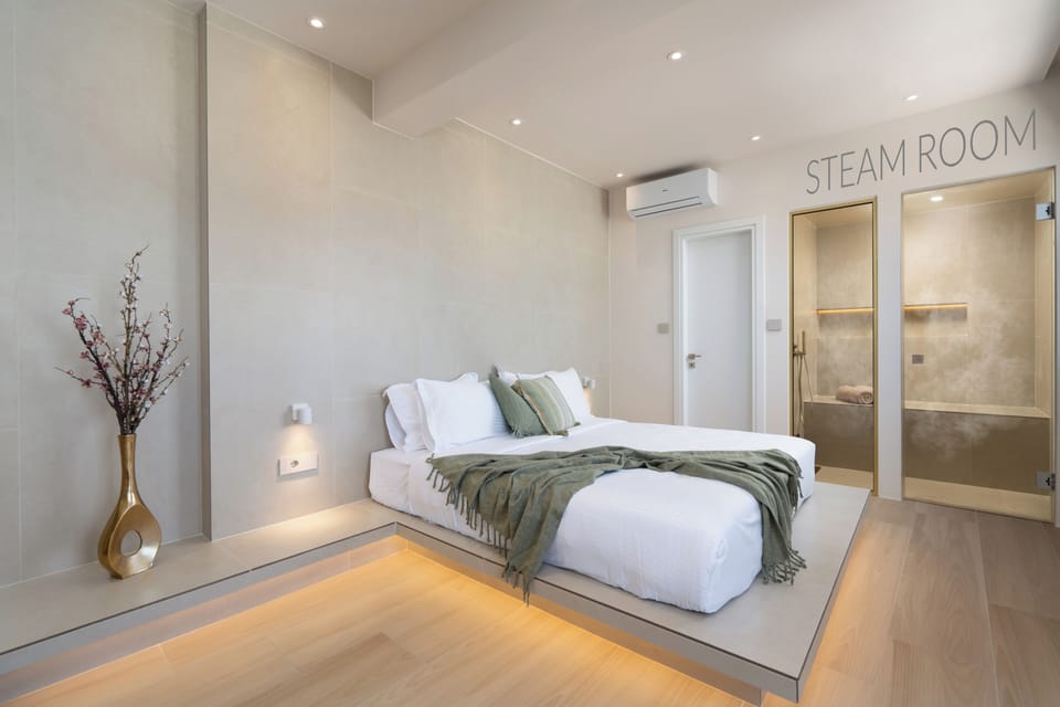 Suite with Private Steam Room | 1 bedroom, in-room safe, laptop workspace, soundproofing