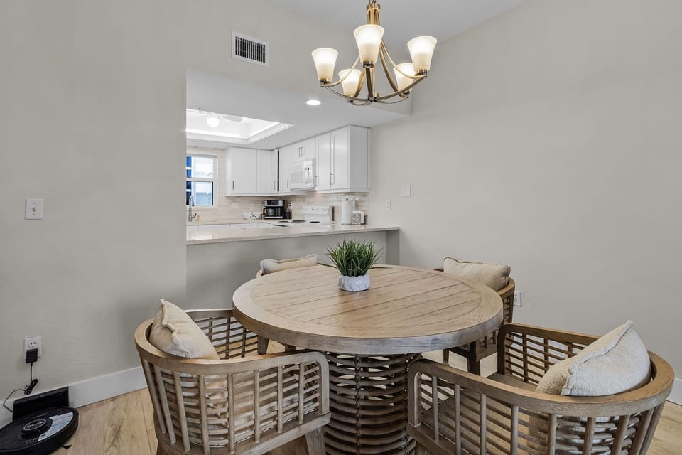 Condo, 2 Bedrooms | Dining