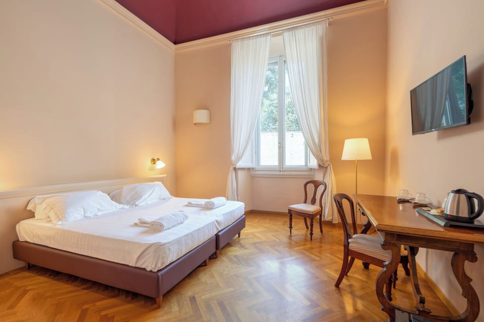 Comfort Double Room | In-room safe, desk, WiFi (free)
