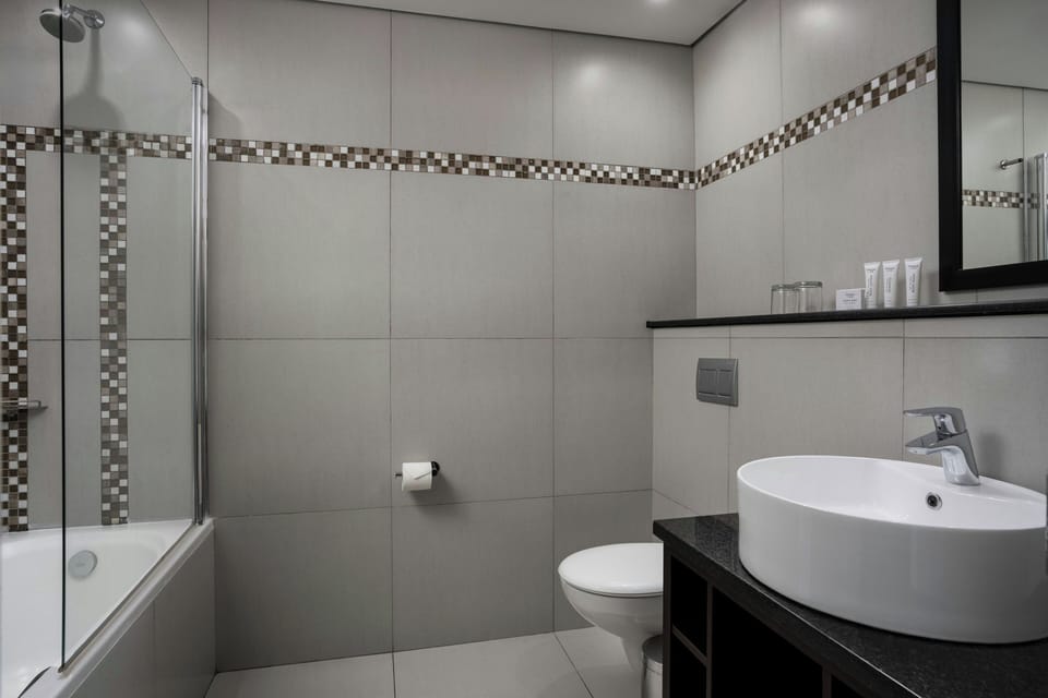 Combined shower/tub, free toiletries, hair dryer, towels