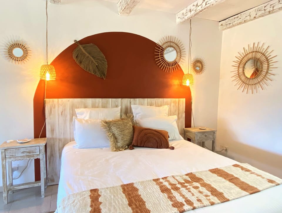 Deluxe Room, Kitchenette, Vineyard View | Individually decorated, individually furnished, free WiFi, bed sheets
