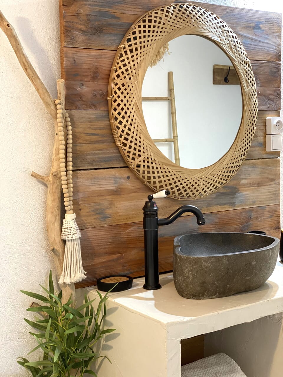 Deluxe Suite, Hill View | Bathroom | Shower, rainfall showerhead, hair dryer, towels