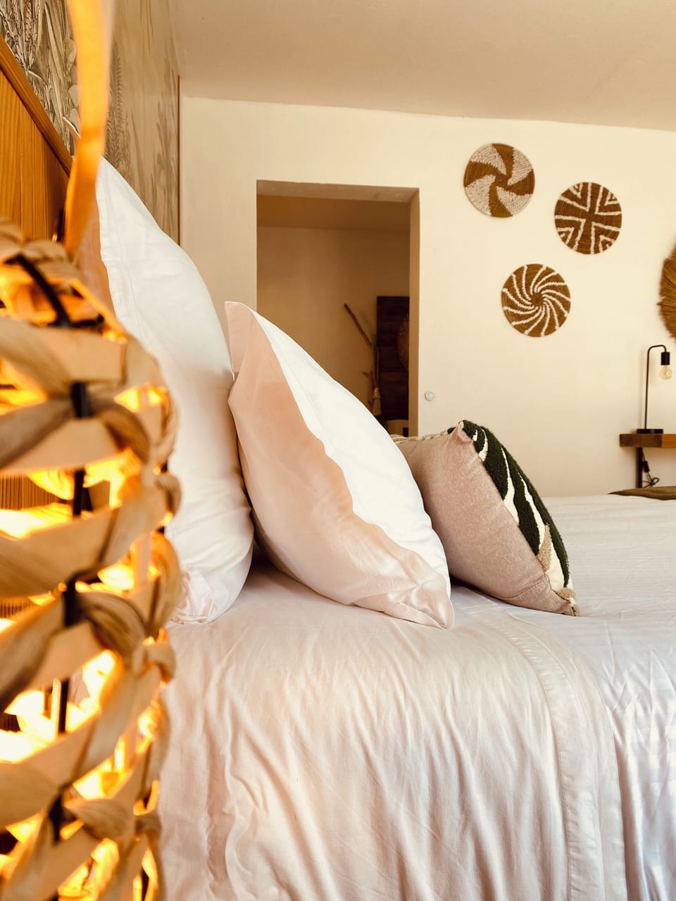 Deluxe Suite, Hill View | Individually decorated, individually furnished, free WiFi, bed sheets