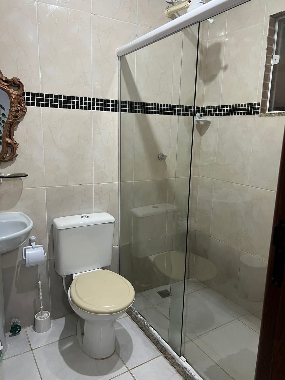 Standard Triple Room | Bathroom | Shower, towels, soap, shampoo