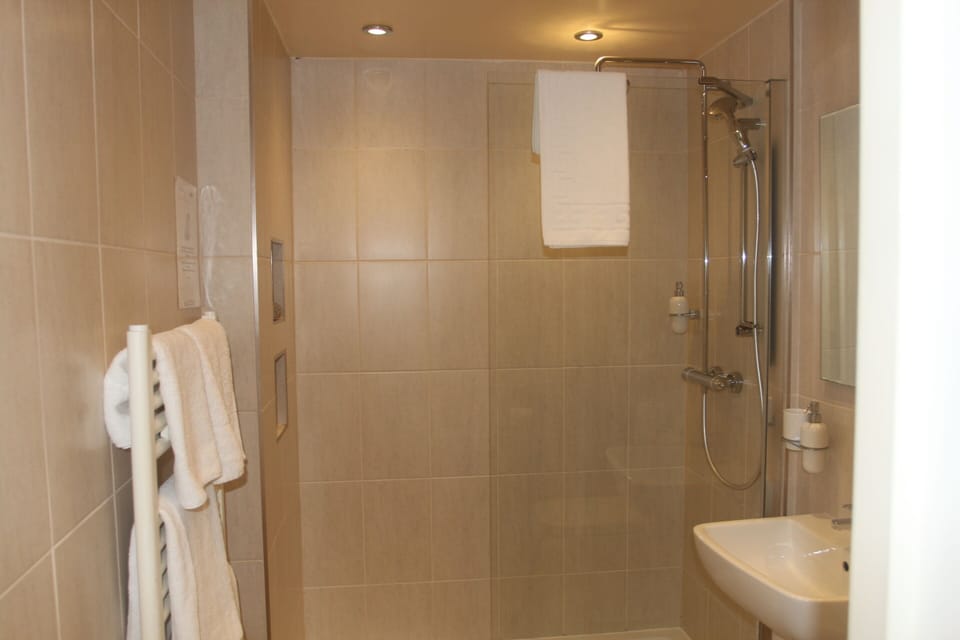 Superior Double Room, Ensuite, Sea View | Bathroom