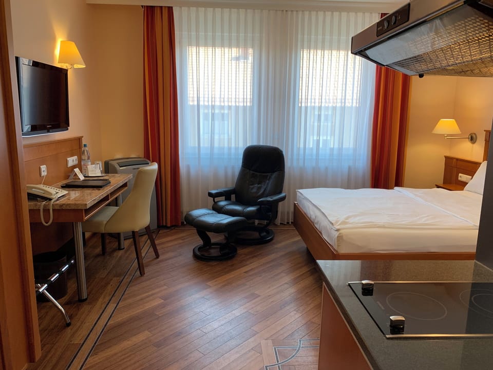 Basic Double Room | In-room safe, desk, laptop workspace, blackout drapes