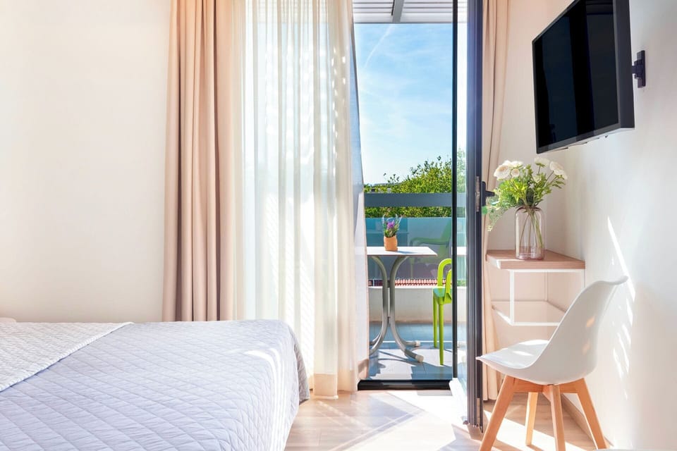 In-room safe, desk, laptop workspace, soundproofing