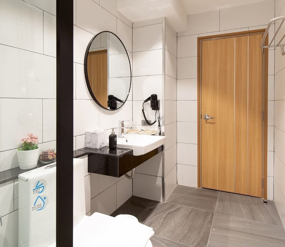 Deluxe Room | Bathroom | Shower, free toiletries, hair dryer, towels