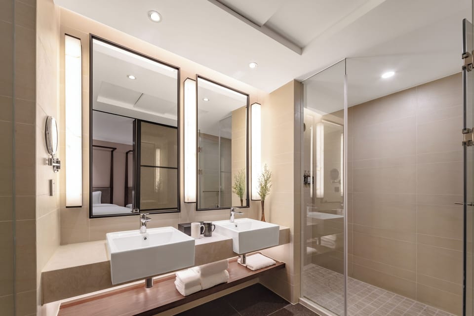 Family Six-Person Room . For Multi-Guest | Bathroom | Shower, rainfall showerhead, free toiletries, hair dryer