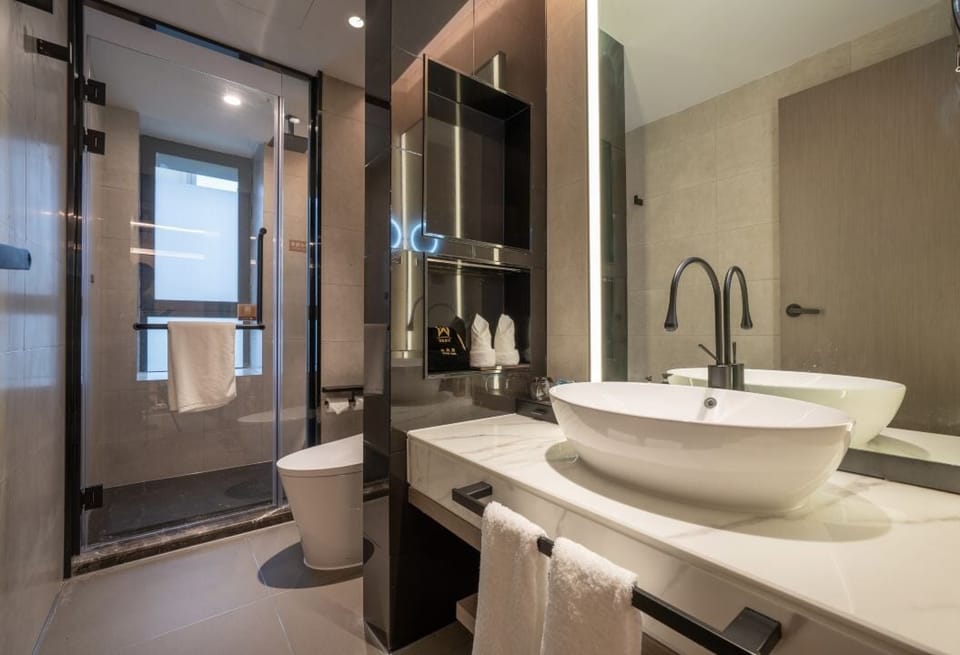 Business Twin Room | Bathroom | Shower, rainfall showerhead, designer toiletries, hair dryer