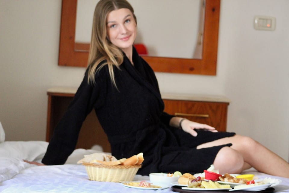 Deluxe Twin Room- | Blackout drapes, free WiFi
