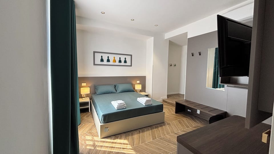 Luxury Double Room, Sea View | Desk, laptop workspace, blackout drapes, soundproofing