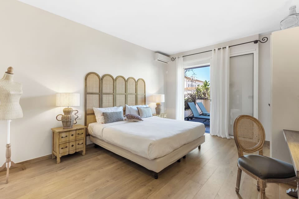 Suite, Patio | Premium bedding, free minibar, in-room safe, individually decorated