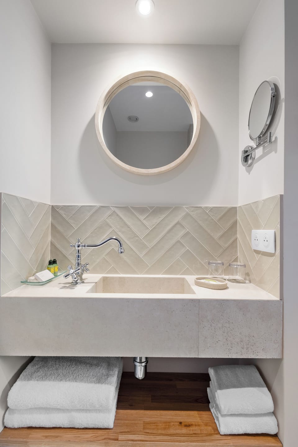 Comfort Garden-Level Room | Bathroom | Free toiletries, hair dryer, bathrobes, slippers