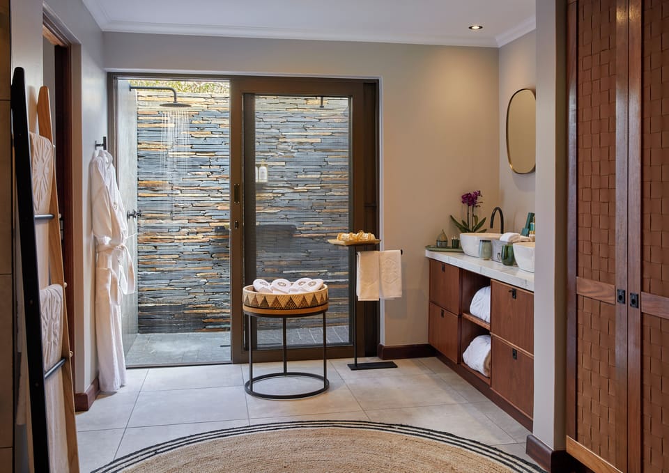 Luxury Suite, Poolside | Egyptian cotton sheets, premium bedding, pillowtop beds