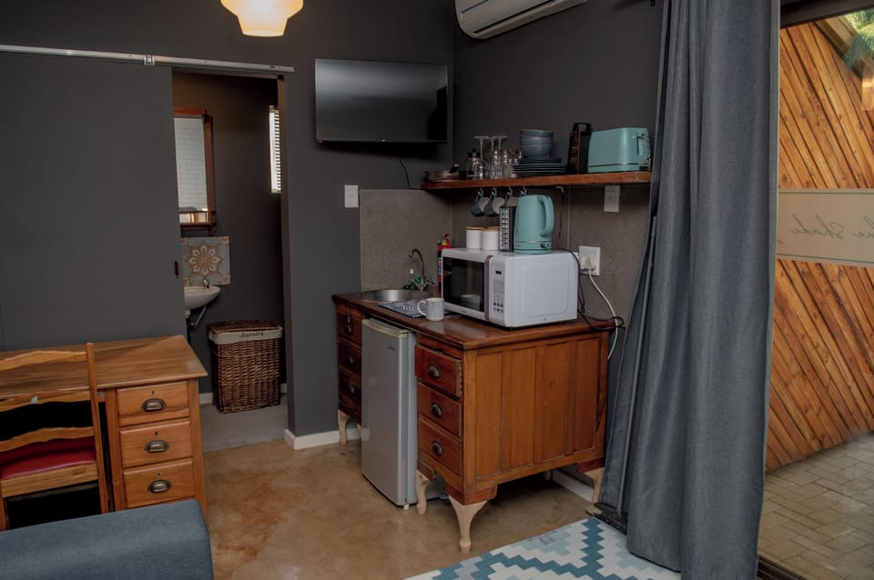 Comfort Studio, Patio, Ground Floor | Private kitchen | Mini-fridge, microwave, cookware/dishes/utensils
