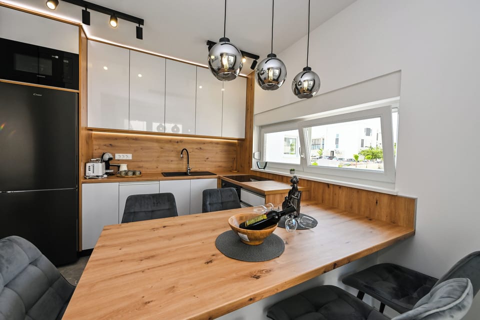 Deluxe Apartment, 3 Bedrooms, Private Pool, Pool View | In-room dining