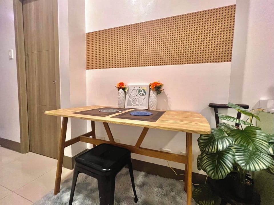 Apartment, Balcony, City View | In-room dining