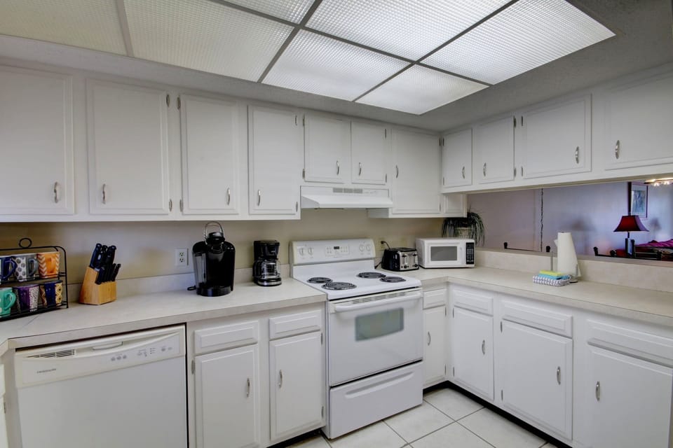 Condo, 2 Bedrooms | Private kitchen | Coffee/tea maker, stovetop, toaster
