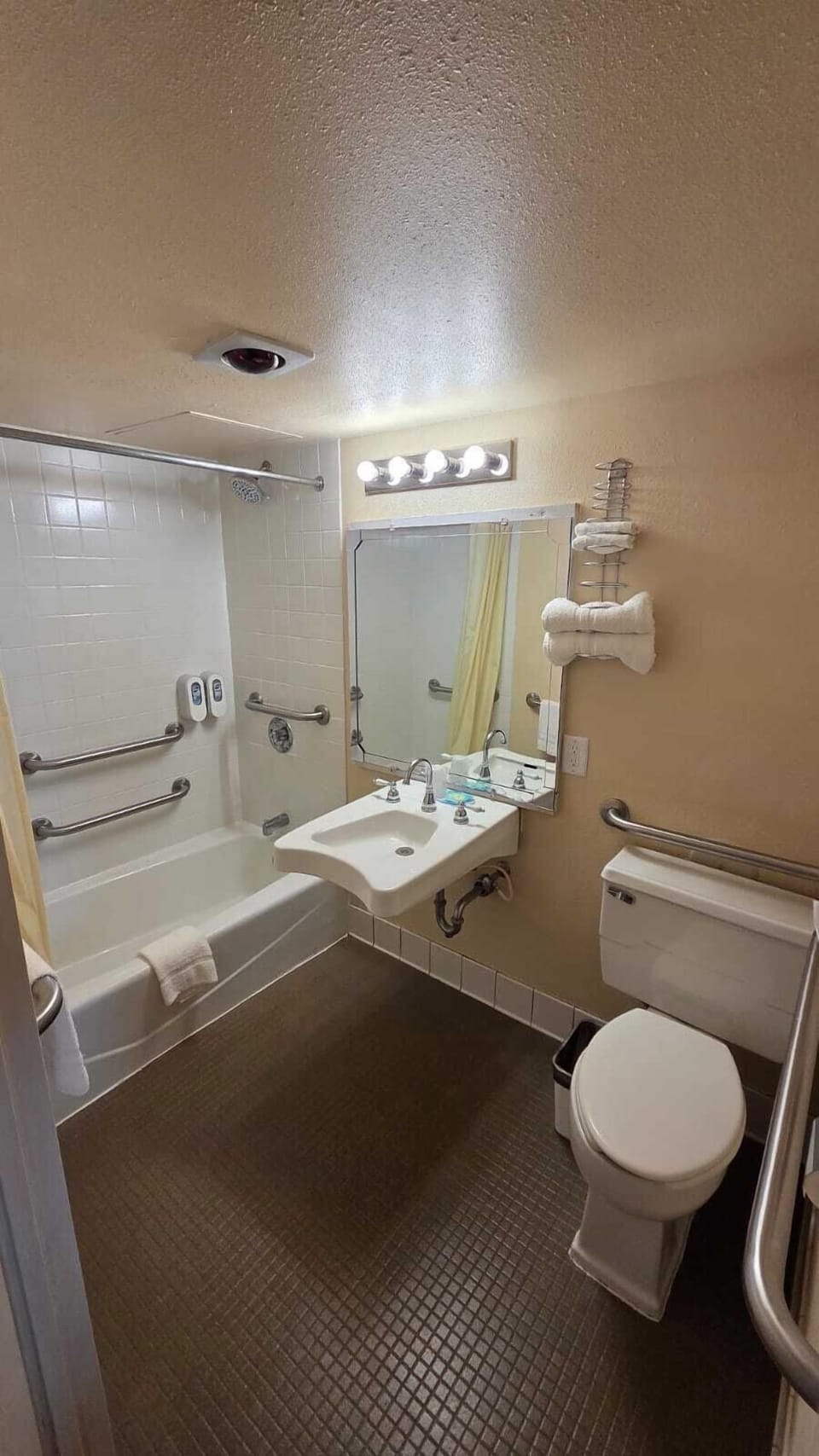 Deluxe Double Room | Bathroom | Towels, soap, shampoo, toilet paper