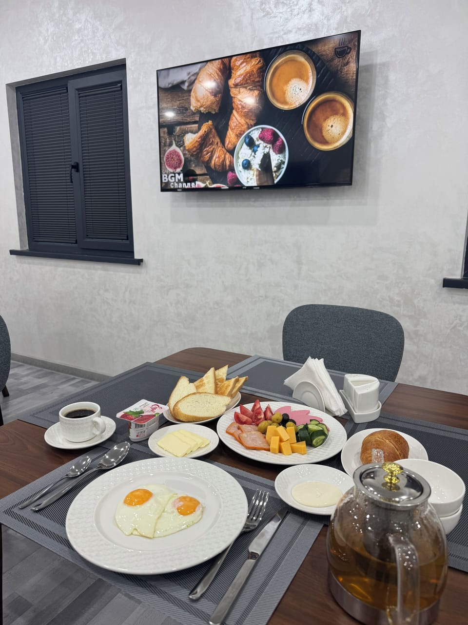 Free daily buffet breakfast