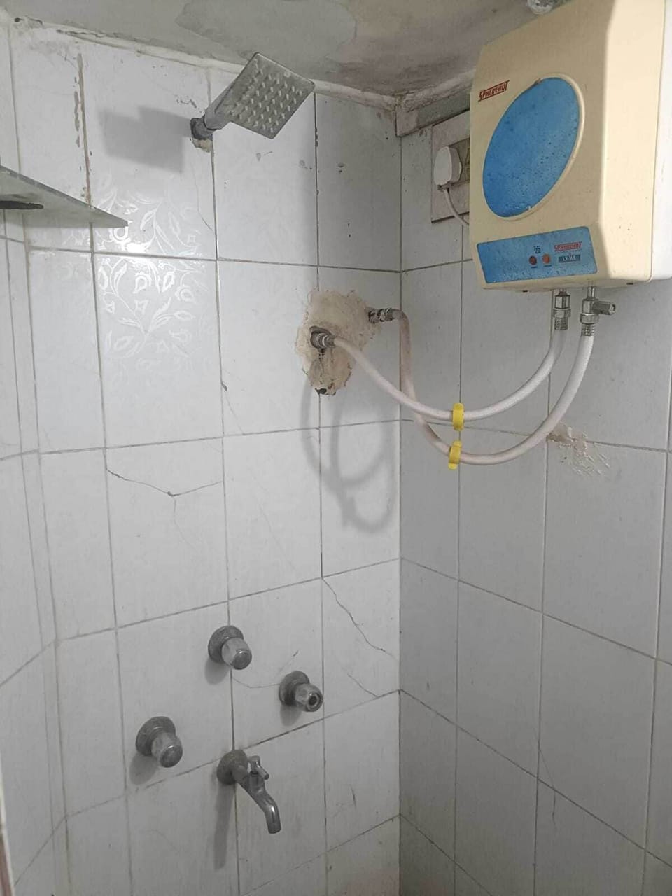 Basic Apartment | Bathroom | Shower, free toiletries, slippers, towels