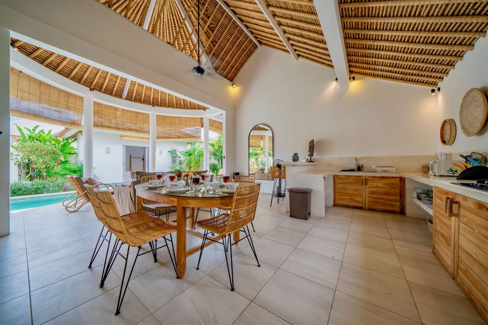Deluxe Villa, Patio, Pool View | Dining room
