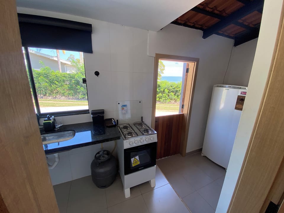 Classic House, Lanai, Lake View | Private kitchen | Full-size fridge, microwave, stovetop, cookware/dishes/utensils