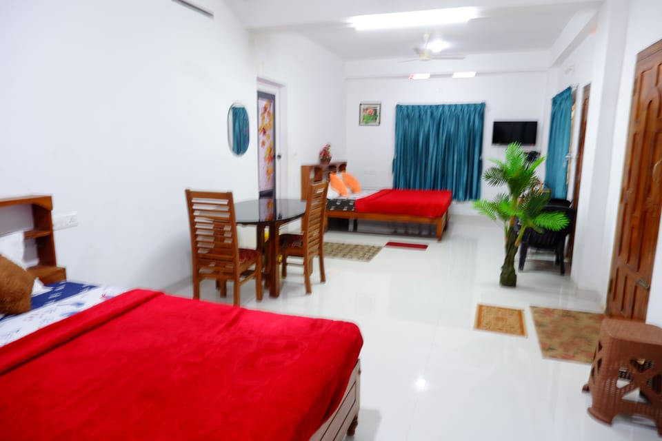 Family Room | Desk, free WiFi