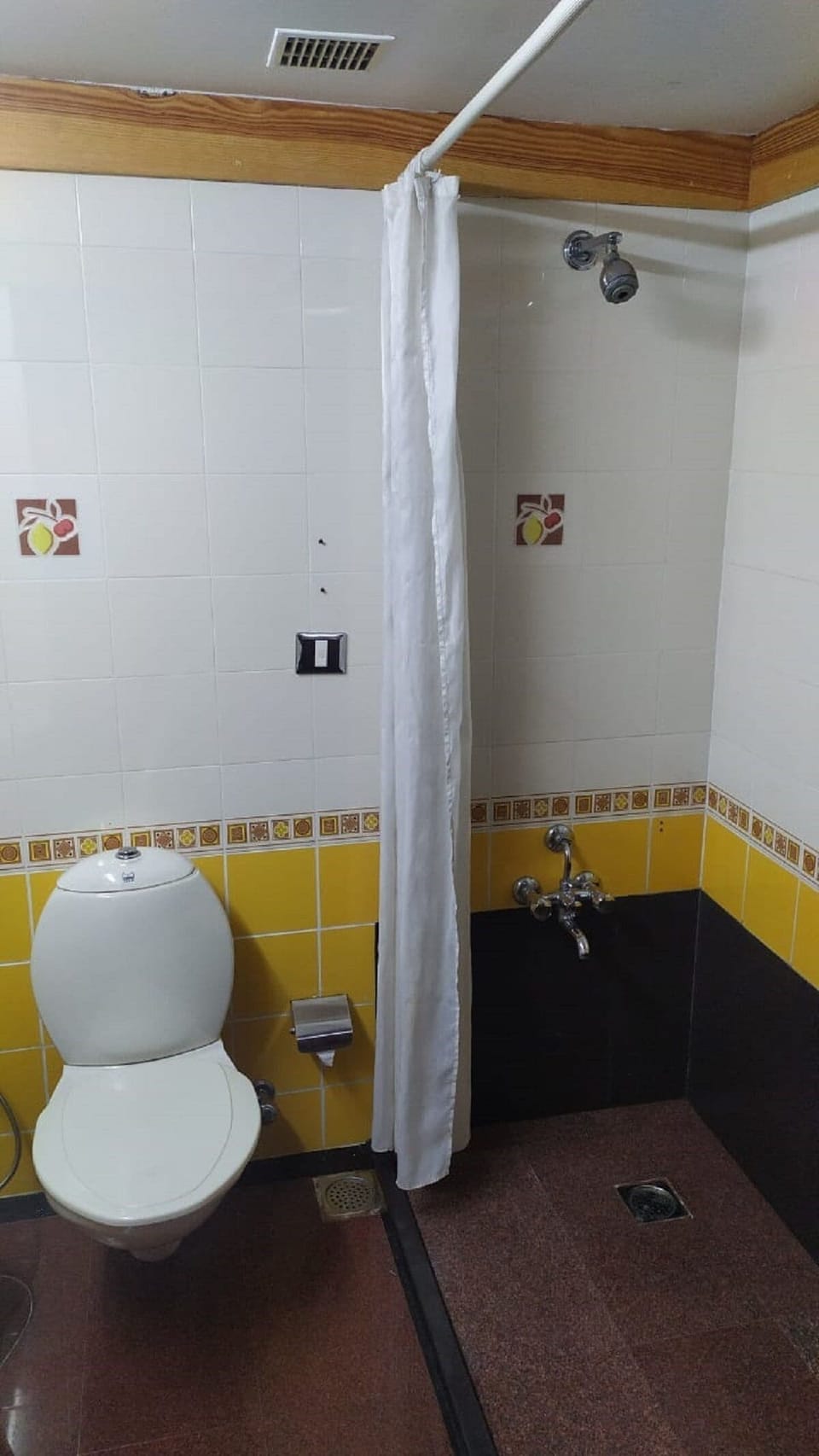 Standard Room | Bathroom | Combined shower/tub, free toiletries, towels, soap