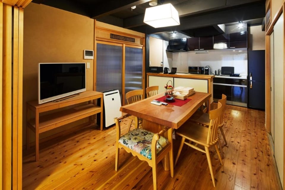 Room, Non Smoking, Refrigerator | Private kitchen | Coffee/tea maker, electric kettle, toaster