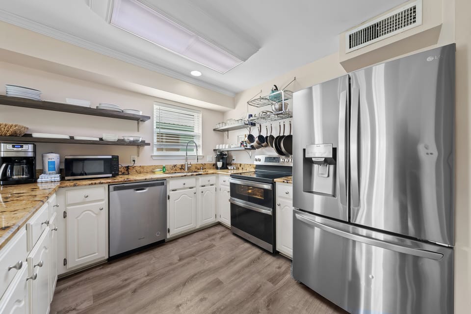 Signature House, 3 Bedrooms, Non Smoking, Pets Allowed | Private kitchen | Fridge, microwave, oven, stovetop