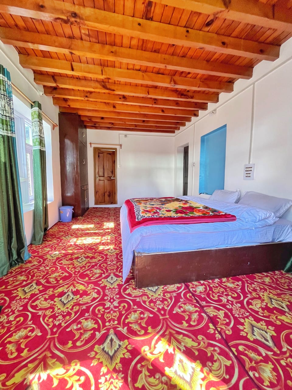 Premium bedding, laptop workspace, WiFi (free), bed sheets