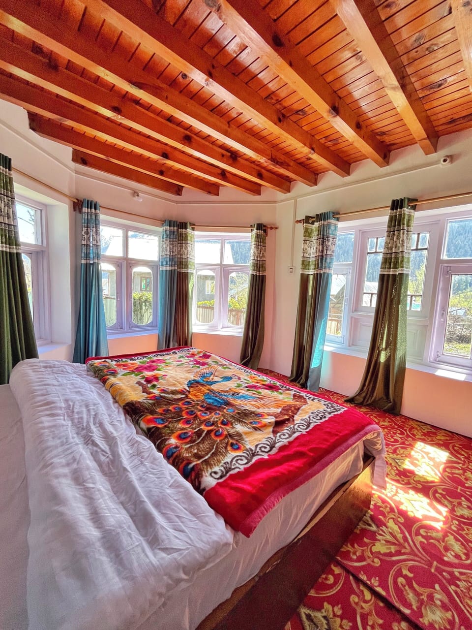 Premium bedding, laptop workspace, WiFi (free), bed sheets
