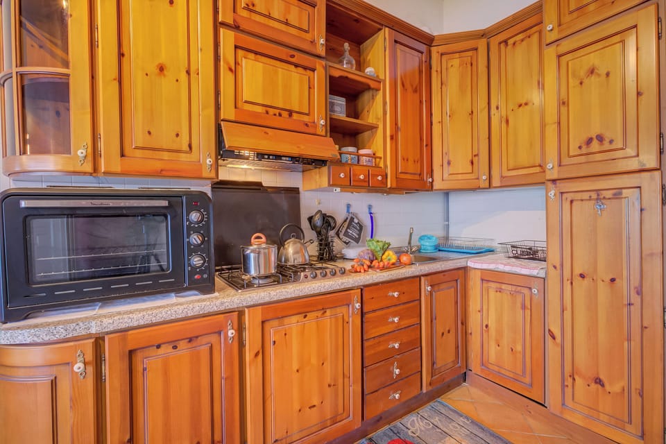 Fridge, oven, stovetop, coffee/tea maker