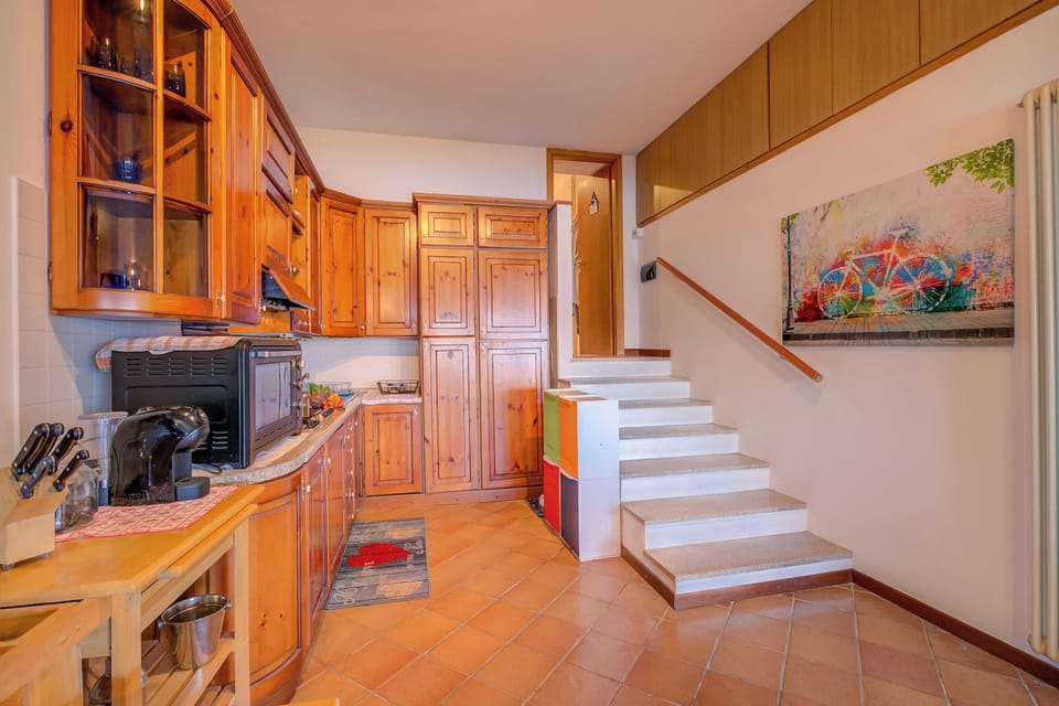 Fridge, oven, stovetop, coffee/tea maker