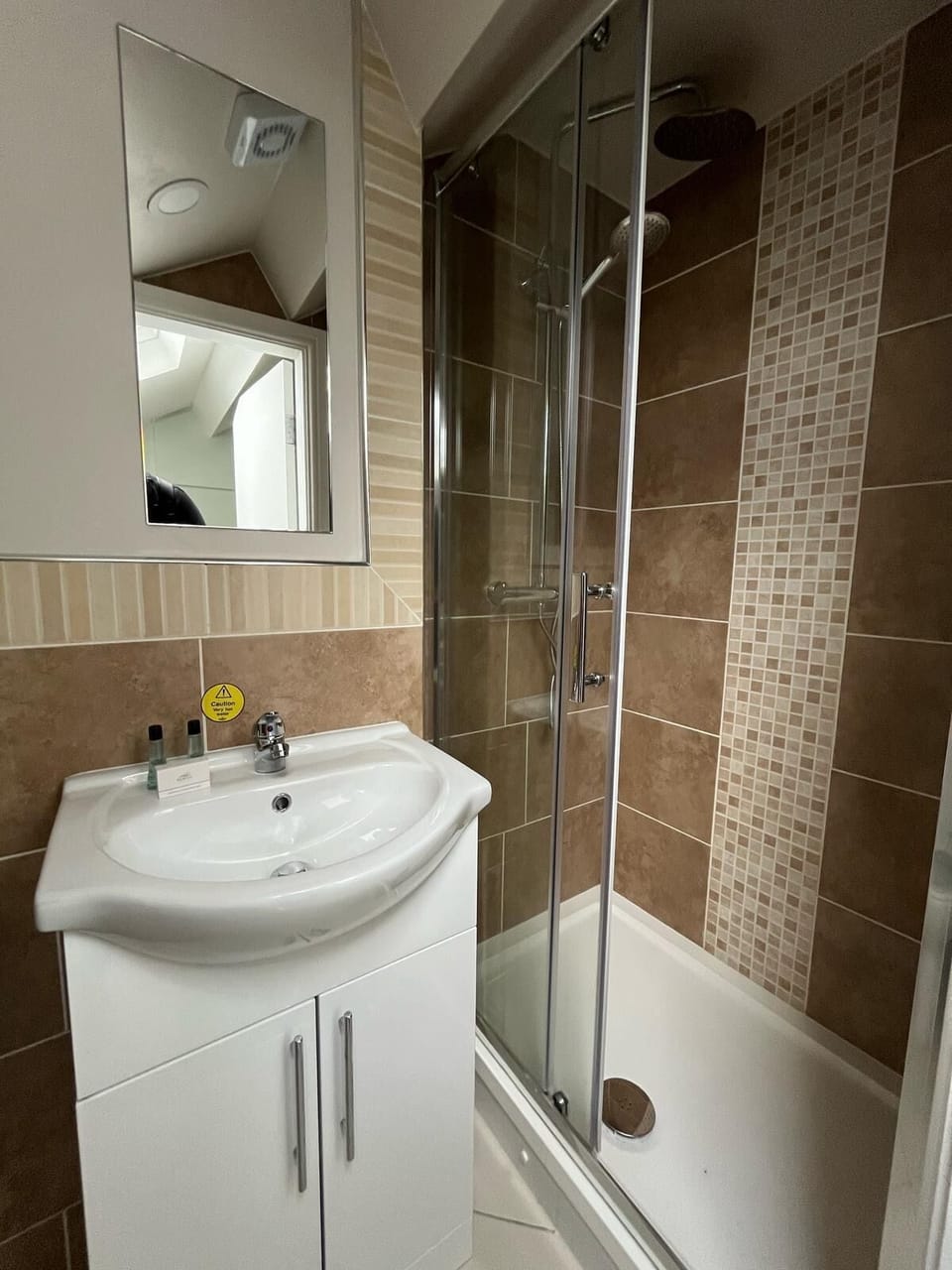 Standard Single Room | Bathroom | Hair dryer, towels, soap, shampoo